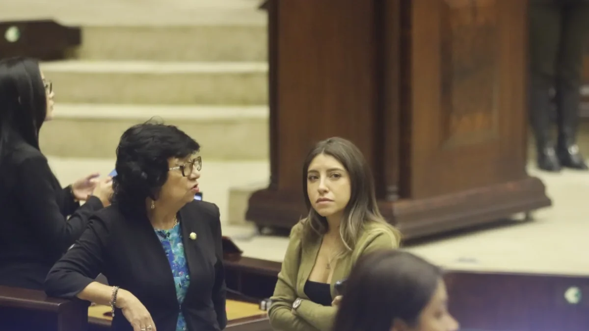 Liliana Durán (izquierda) es asambleísta por la Revolución Ciudadana y parte de la Comisión de Régimen Económico.