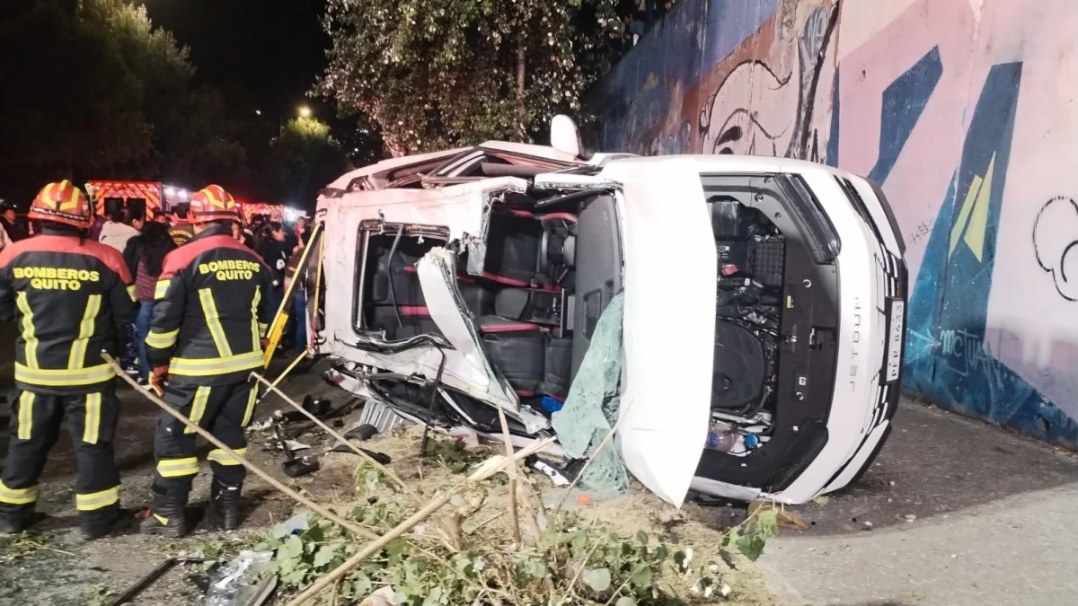 Un vehículo con 11 ocupantes cayó hacia la avenida Mariscal Sucre, en el sector de El Condado.