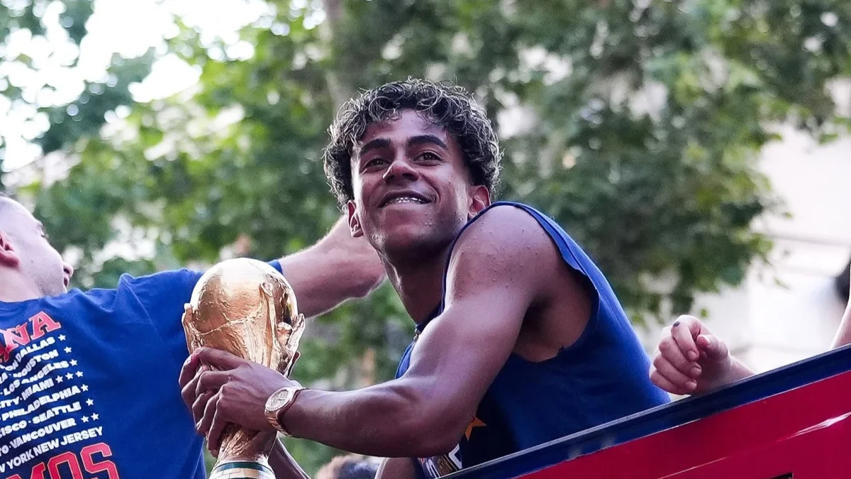 Lamine Yamal exhíbe el trofeo Mundial durante los festejos de la selección española en Madrid.