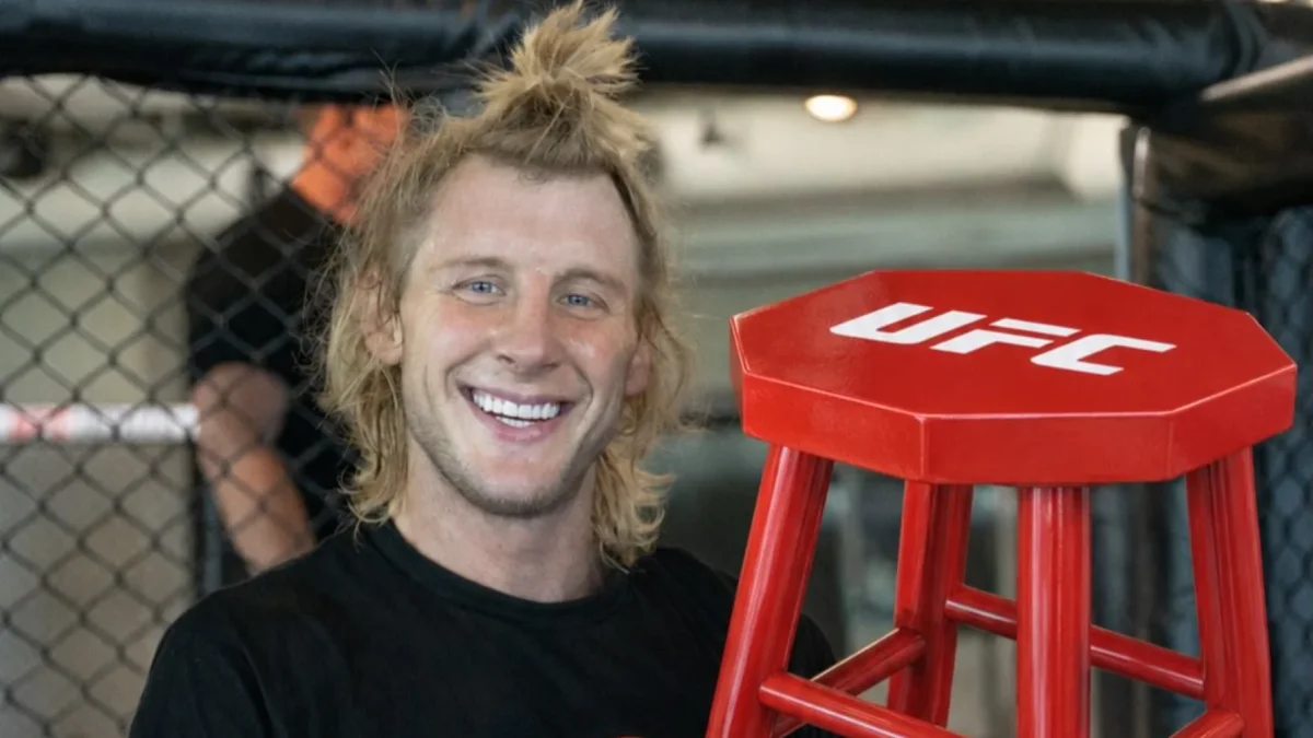 Paddy Pimblett posa junto al asiento que adquirió tras la derrota de Ilia Topuria, combate en el que el hispano-georgiano perdió su invicto como profesional.