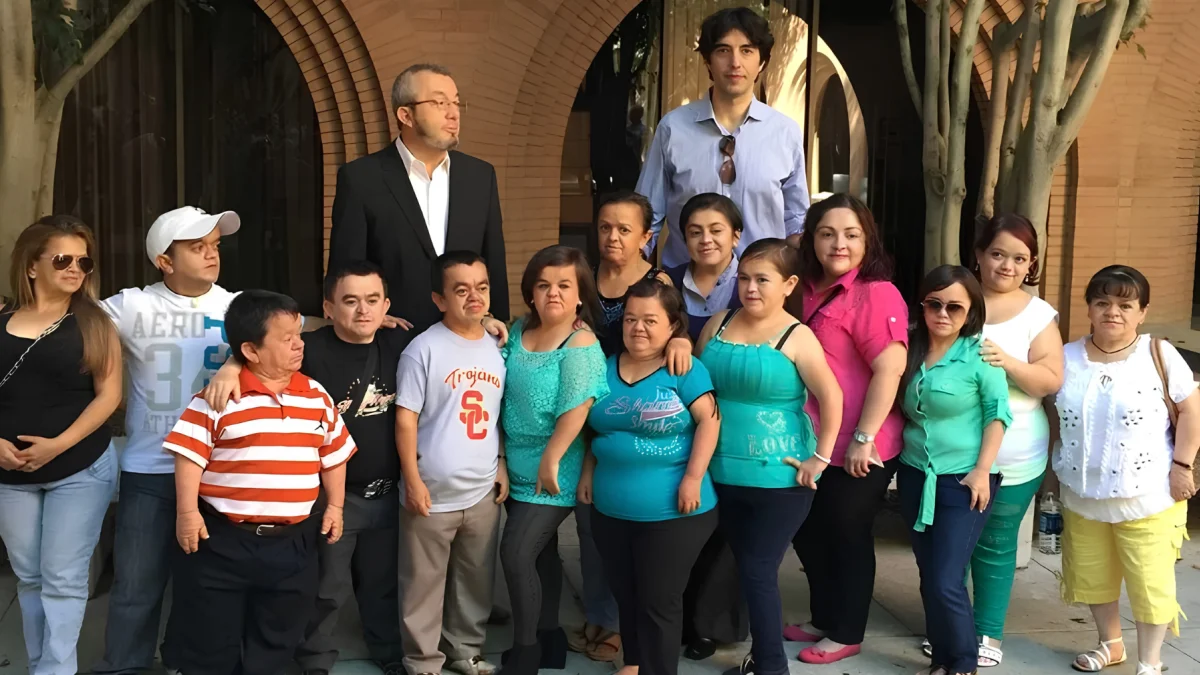Jaime Guevara-Aguirre (atrás, a la izquierda) junto a varios participantes del estudio Laron en la Escuela de Gerontología Leonard Davis de la USC en Los Ángeles