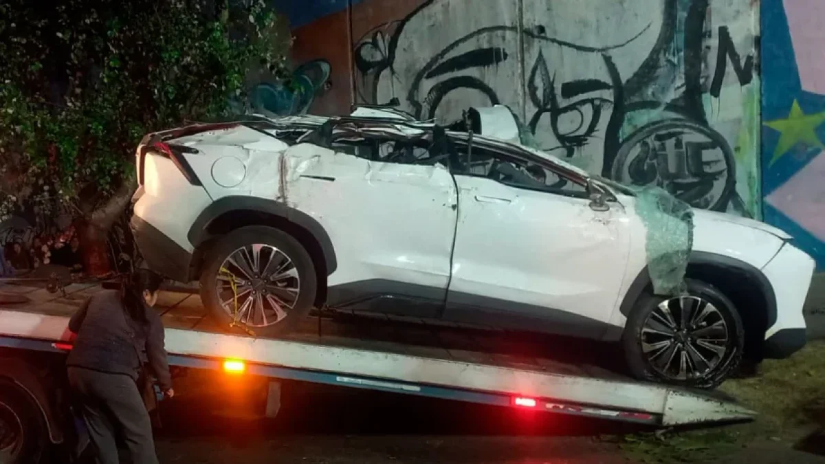 El vehículo cayó aproximadamente 10 metros desde una vía superior hacia la avenida Mariscal Sucre, en el sector de El Condado.