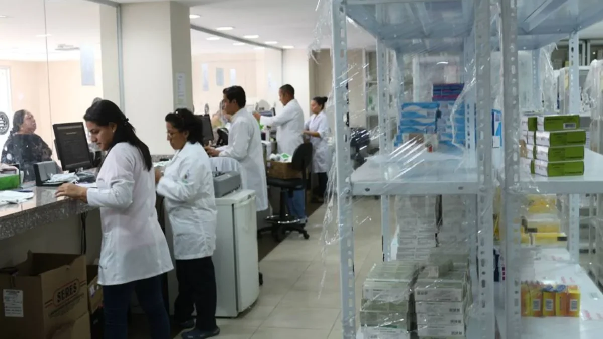 La realidad en los hospitales públicos y del Seguro Social es devastadora. No hay fármacos, escasean insumos médicos, y camas y equipos permanecen dañados.