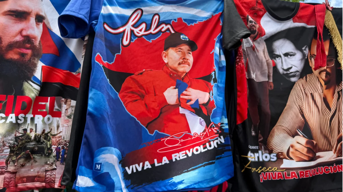 Camisetas con la imagen de Daniel Ortega se vendieron en las calles de Managua, en julio del 2026, durante la celebración de los 47 años de la revolución sandinista.