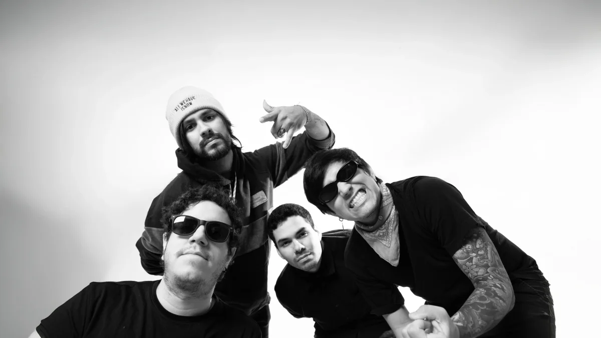 Habitantes de Papel está formado por el guitarrista Jorge Oviedo, el bajista Adrián Contreras, el baterista Cristopher López y el cantante y guitarrista Christian Contreras.