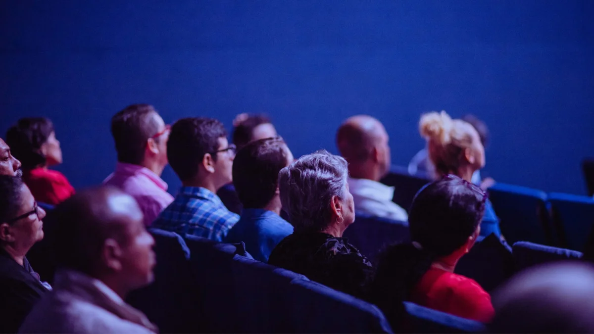 El artículo plantea recuperar los cine fórum y mejorar las condiciones de las salas para incentivar el regreso del público al cine.