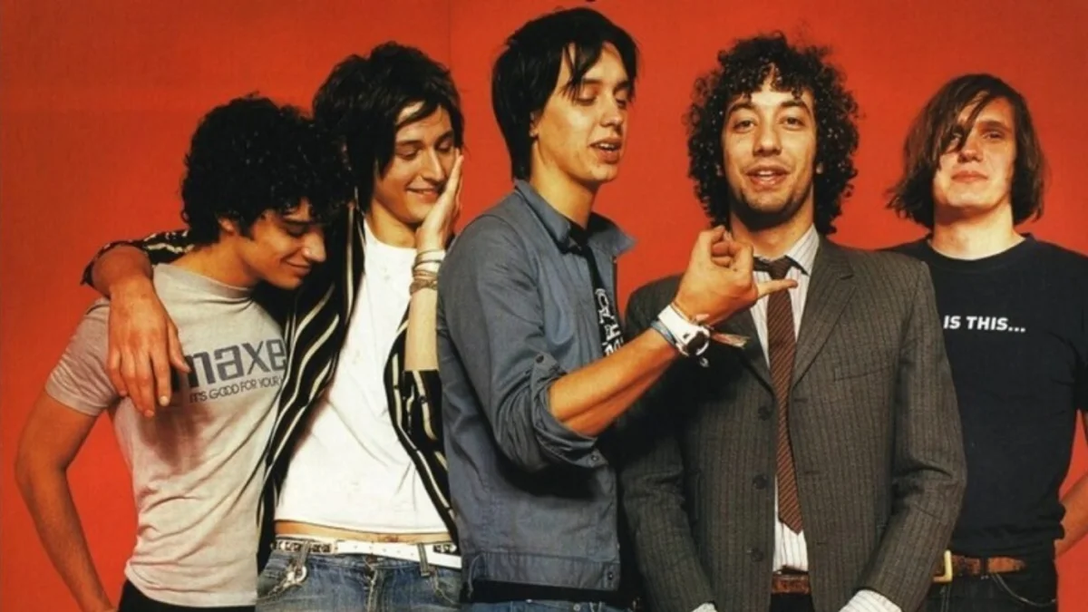 The Strokes, liderada por Julian Casablancas, es reconocida por éxitos como 'Last Nite' y 'Reptilia'.