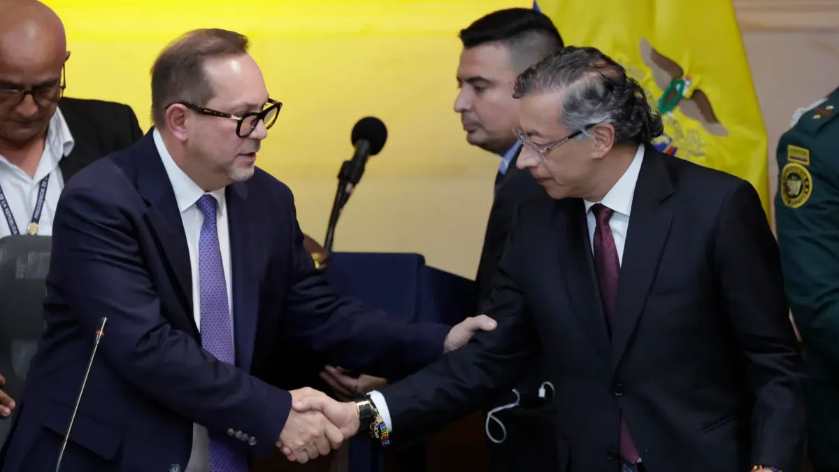 El presidente del Congreso, Lidio García (i), saluda al presidente saliente de Colombia, Gustavo Petro, durante la instalación del nuevo Congreso este lunes, en Bogotá (Colombia).