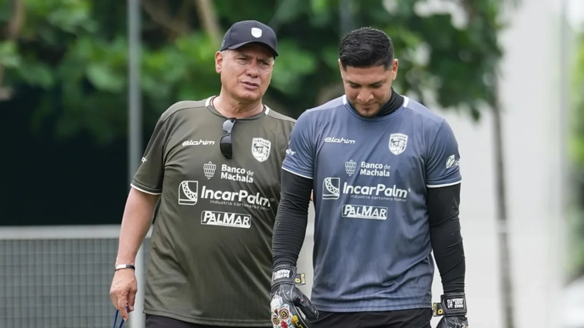 Hernán Torres y el guardameta de Orense SC en una sesión de entrenamiento.