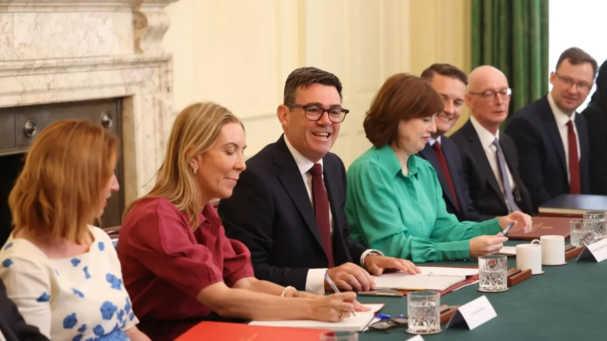 El primer ministro británico, Andy Burnham (C), con ministros durante su primera reunión de gabinete como primer ministro en Londres, el 21 de julio de 2026.