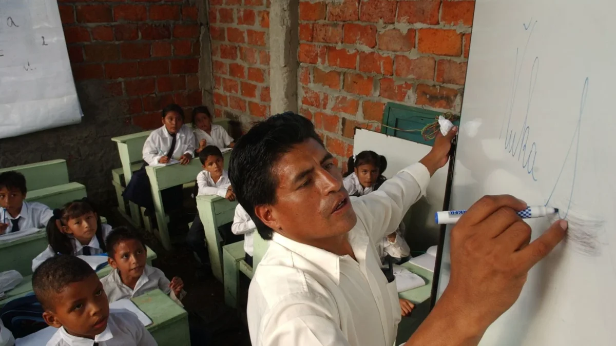 La educación es la base del desarrollo de una sociedad. Por ello lo fundamental en una buena educación es formar buenos ciudadanos que contribuyan a construir un mejor país.