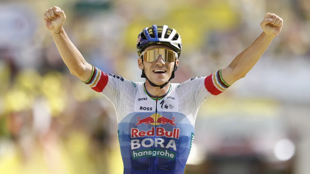El belga Remco Evenepoel (Red Bull - Bora - Hansgrohe) celebra su victoria mientras cruza la línea de meta en la etapa 15.