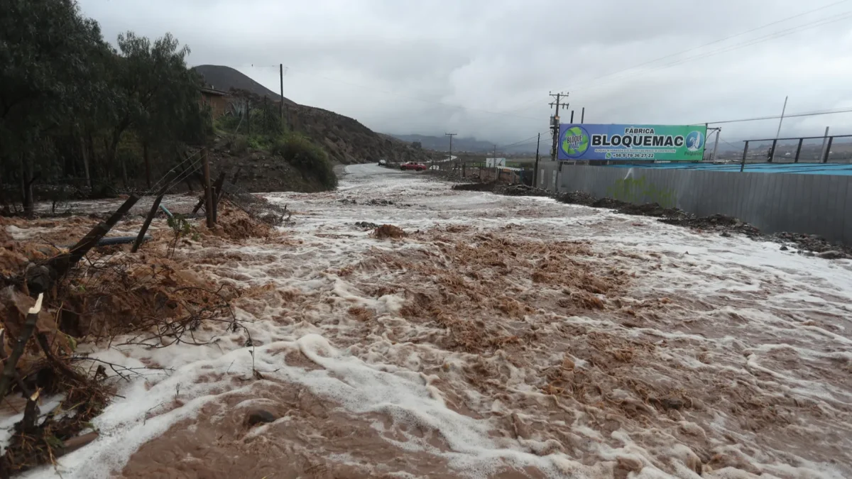 Fotografía que muestra una calle afectada por el desborde de la quebrada Los Loros este lunes, en Puente Zorrilla en La Serena (Chile).