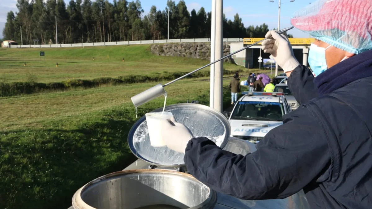 Técnicos de Agrocalidad inspeccionan litros de leche.