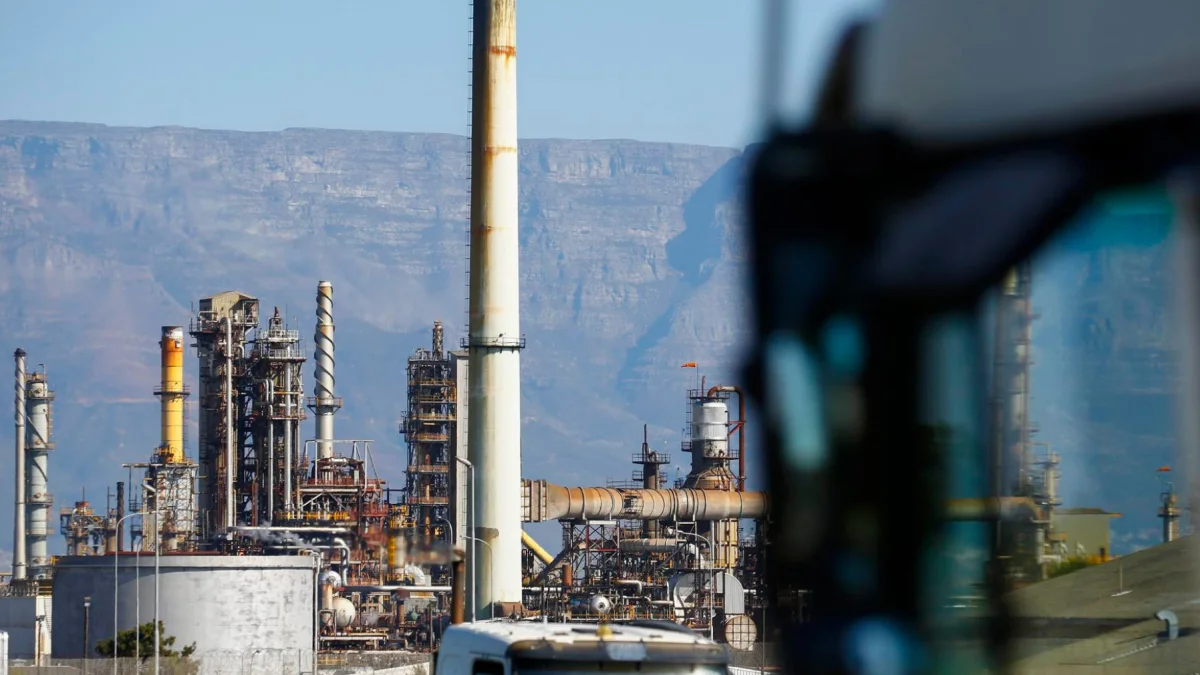Imagen de archivo de la refinería de Chevron en Ciudad del Cabo, Sudáfrica, con la cordillera al fondo.