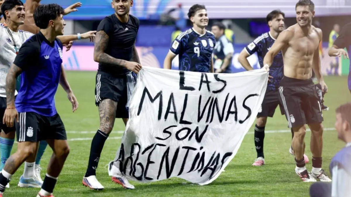Jugadores argentinos con una pancarta