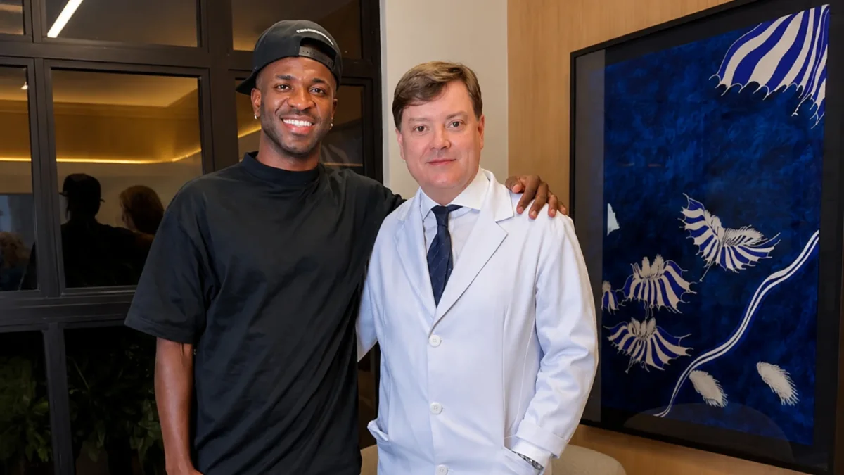 El dermatólogo Alessandro Alarcão posa junto a Vinícius Jr. tras el procedimiento de armonización facial realizado en Brasil.