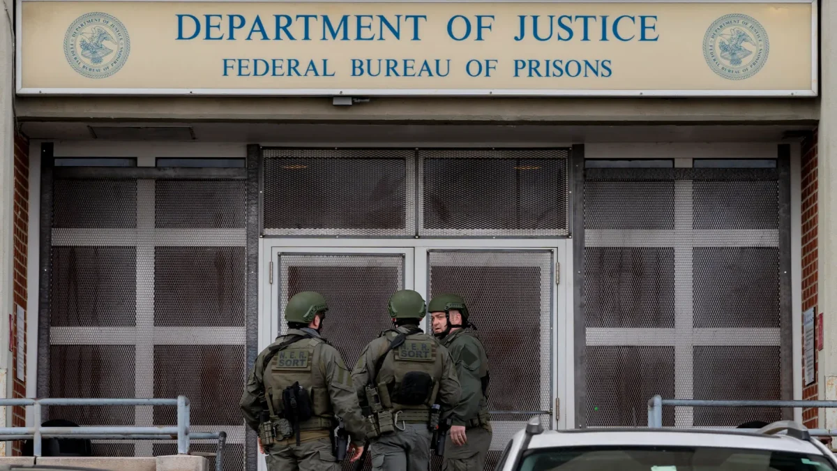 Policía custodiando a las afueras del Centro Metropolitano de Detención donde se encuentran recluidos el depuesto líder de Venezuela, Nicolás Maduro, y su esposa en Brooklyn, Nueva York (EE.UU.).