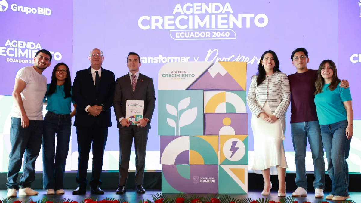 El presidente Daniel Noboa, la ministra de Economía y Finanzas, Sariha Moya, y el presidente del BID, Ilan Goldfajn, durante la presentación de la Agenda de Crecimiento Ecuador 2040.