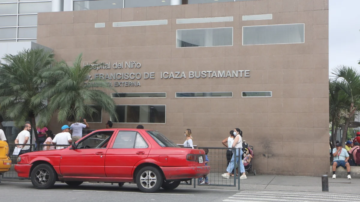 Área Externa del Hospital del Niño Dr. Francisco de Icaza Bustamante, donde se anunció la nueva compra de nusinersen tras denuncias por AME.