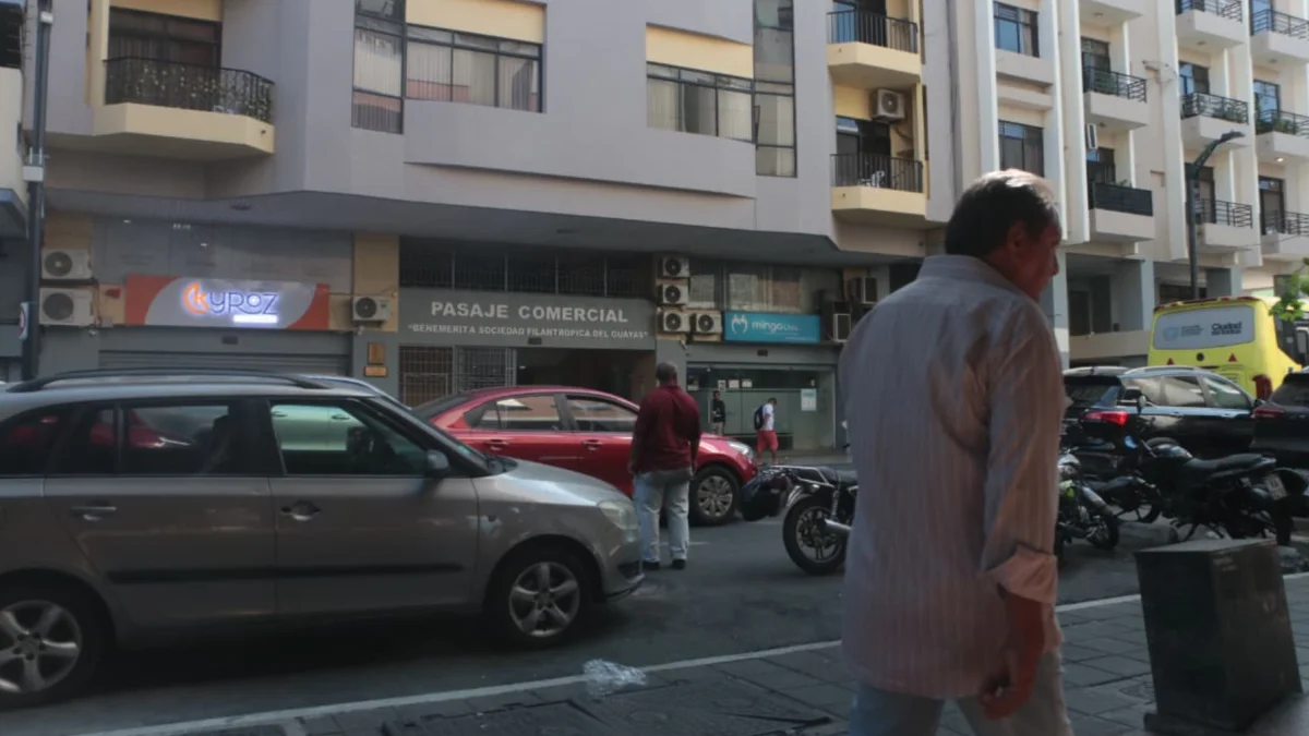 En este sector del centro de Guayaquil se registró la caída del hombre de 48 años.