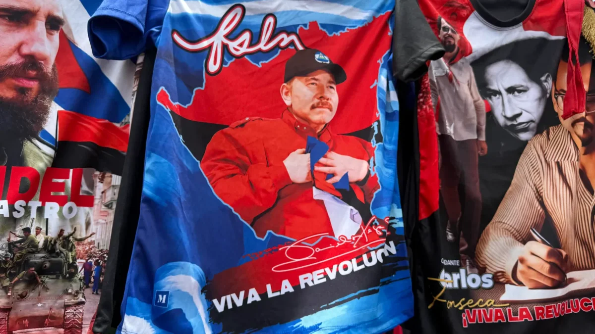 Fotografía que muestra una camiseta con la imagen estampada del presidente de Nicaragua, Daniel Ortega.