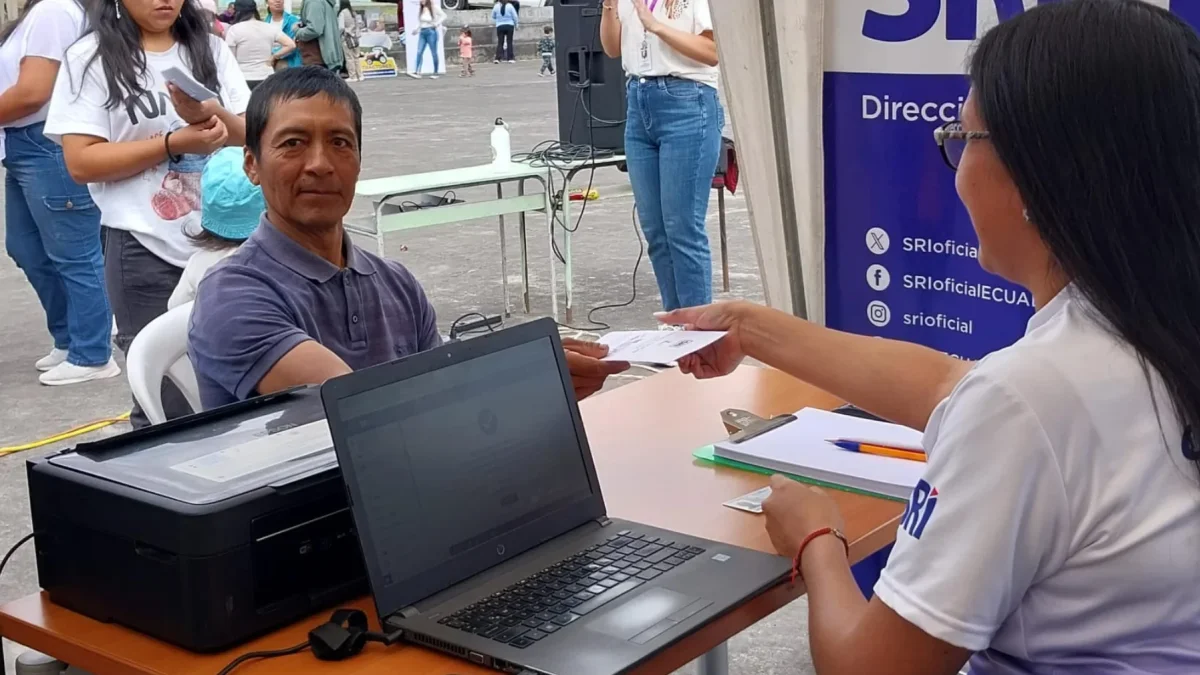 Una persona recibe asesoramiento de técnicos del SRI.