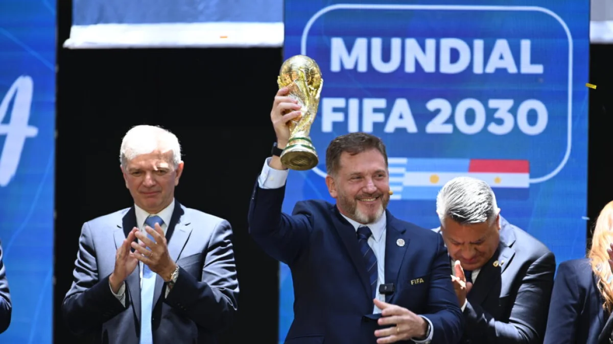 Alejandro Domínguez (c), presidente de Conmebol, impulsa la propuesta de 64 selecciones en el Mundial 2030.