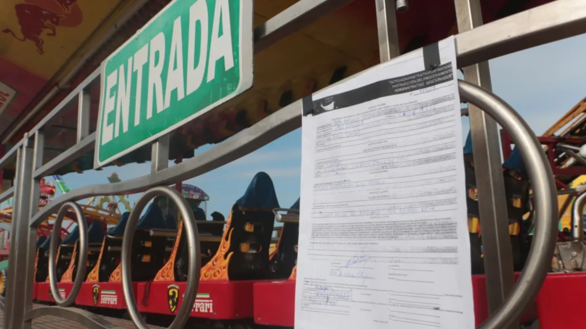 Los juegos mecánicos fueron clausurados por 24 horas mientras se revisan sus permisos de seguridad.