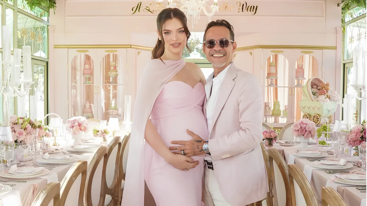 Marc Anthony y Nadia Ferreira en el baby shower celebrado antes del nacimiento de su hija Myla.