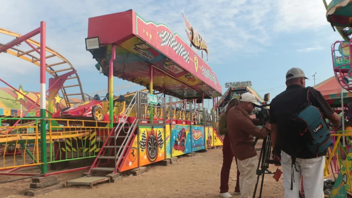 Una mujer cayó desde un juego mecánico en un parque de diversiones en Samanes, norte de Guayaquil.