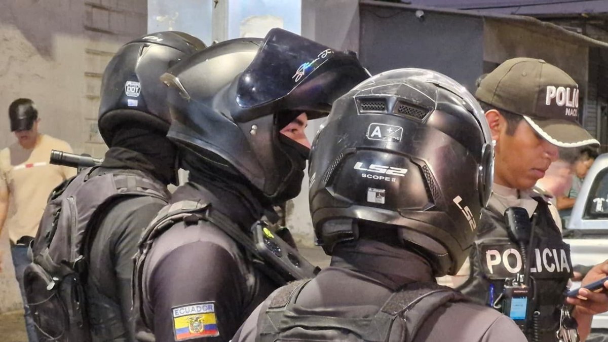 El personal policial acudió al mercado de La Libertad en donde un hombre fue asesinado la tarde de este martes