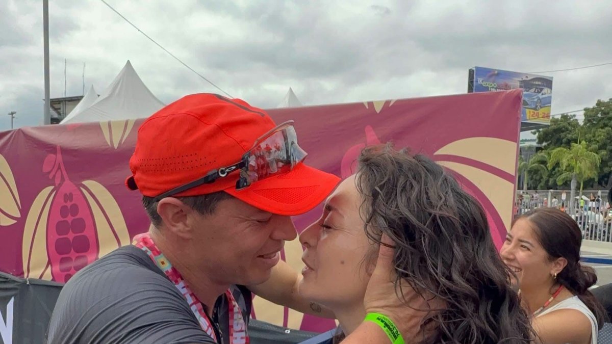 David Ruals encontró inspiración en su padre fallecido y en su esposa, que lo esperaba tras cruzar la meta
