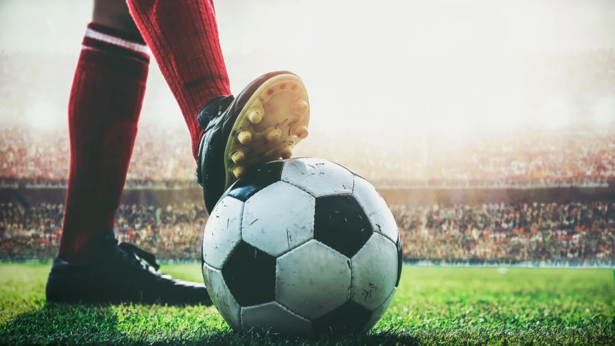 El fútbol trasciende la cancha y activa múltiples industrias alrededor del mundo.