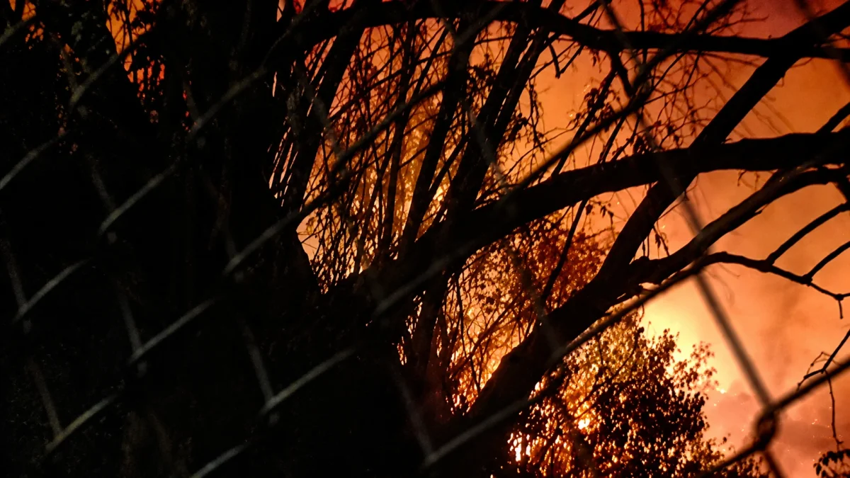 Incendio consume la zona de búsqueda de Lizeth Bunshi en el río Machángara, en Quito