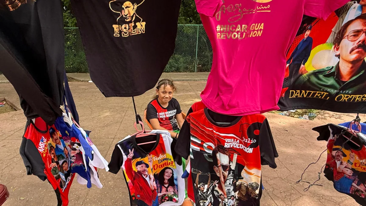 Puesto callejero exhibe camisetas con mensajes políticos en Managua, mientras el oficialismo impulsa reformas que limitan la participación de la oposición