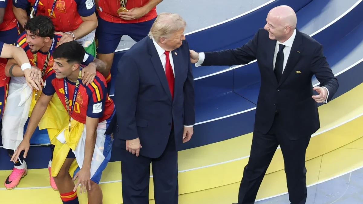 El presidente de la FIFA, Gianni Infantino, y el presidente de EE.UU., Donald Trump, tras la final del Mundial de la FIFA 2026 entre España y Argentina, en Nueva Jersey, el 19 de julio de 2026.