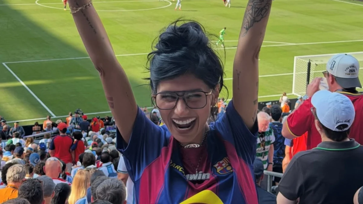 Mia Khalifa celebra en el estadio durante la final en la que España se consagró campeona.