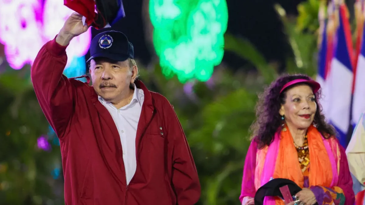 El presidente Daniel Ortega, saludando junto a su esposa y copresidenta, Rosario Murillo, durante un acto para conmemorar el 47.º aniversario de la Revolución Nicaragüense, el 19 de julio de 2026.