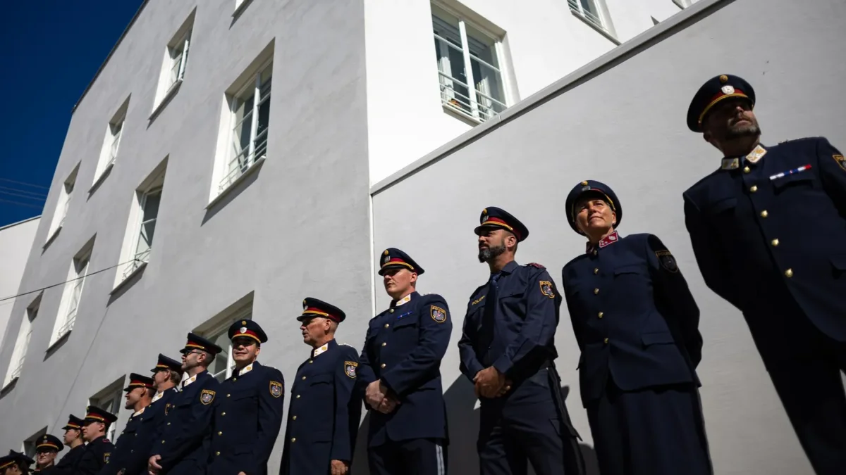 La casa donde nació el dictador nazi Adolf Hitler (1889-1945) reabrió este miércoles convertida en una comisaría de policía.