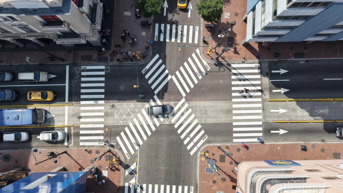 El primer cruce peatonal diagonal, conocido como Shibuya o 