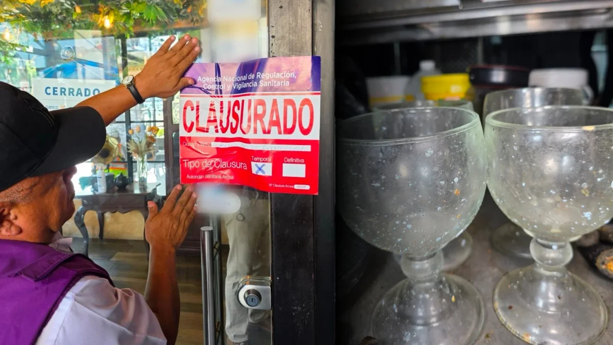 Un funcionario de Arcsa colocó el sello de clausura al restaurante en Urdesa.