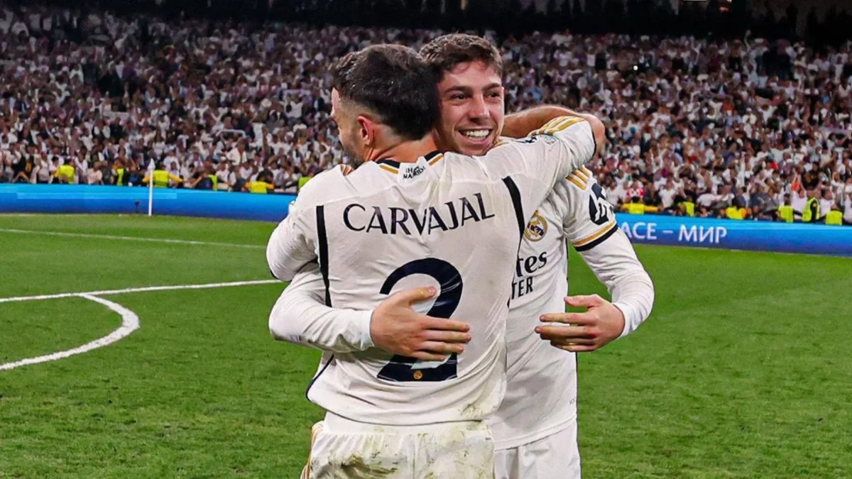 Federico Valverde celebra junto a Dani Carvajal durante un partido oficial con el Real Madrid.