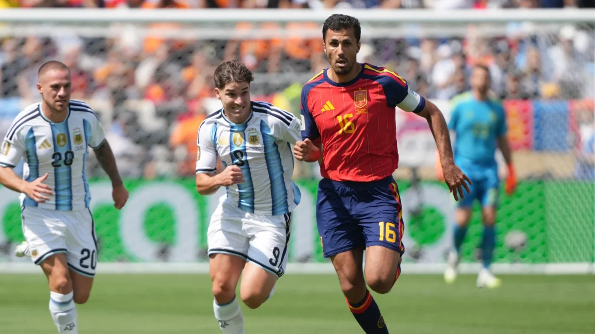 Se observa a Rodri Hernández (d), de España, al disputar el balón con Julián Álvarez, de Argentina en el partido de la final del Mundial de 2026.