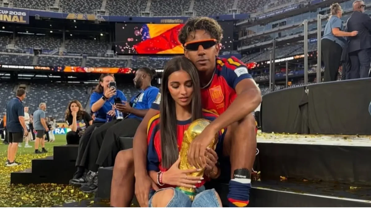 Lamine Yamal junto a Inés García, su novia, tras la victoria de España en la final del Mundial 2026.