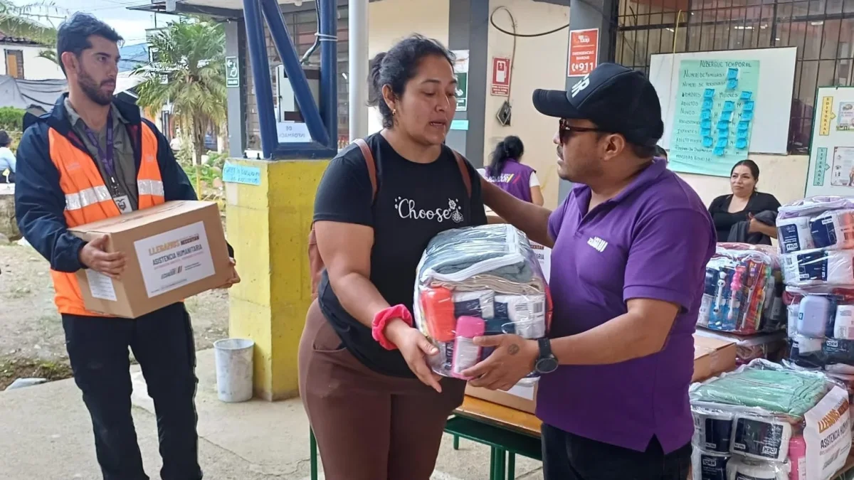 Familias afectadas por las lluvias permanecen en un albergue temporal mientras reciben asistencia humanitaria.