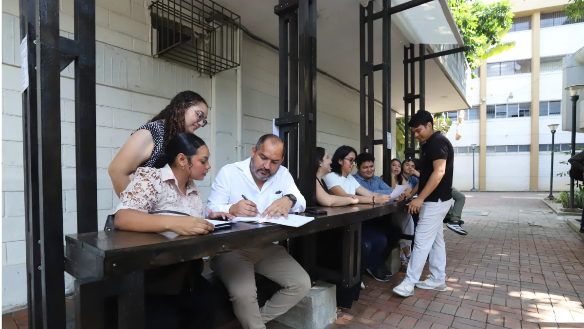 La Organización Modular Lineal pasó de ser una propuesta académica a un espacio utilizado por la comunidad universitaria para descansar y estudiar. En la imagen, algunos de los autores del prototipo.