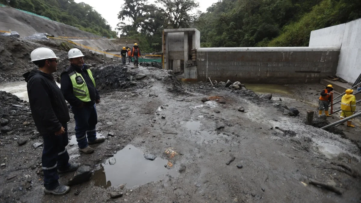 El desarrollo de un proyecto hidroeléctrico en Ecuador, desde sus estudios hasta su puesta en marcha, toma entre tres y cuatro años, en promedio (foto referencial).