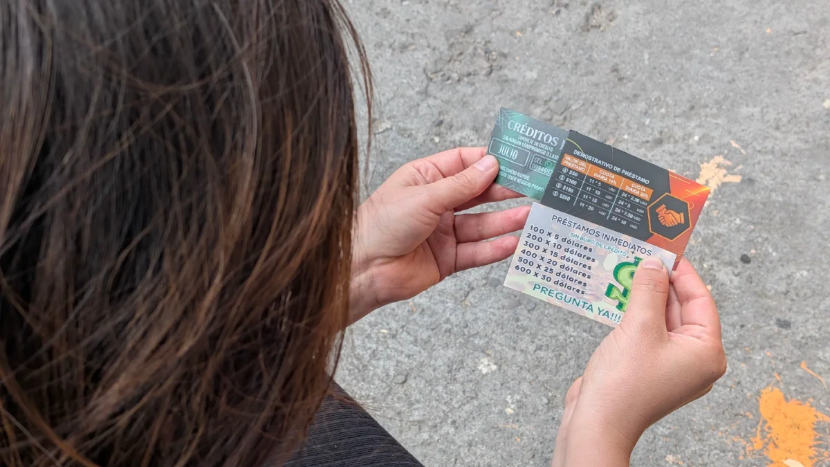 Tarjetas de préstamo informal. Siete de cada 10 ecuatorianos no acceden a la banca y van al 'chulco', donde pagan intereses de hasta 100% mensual.