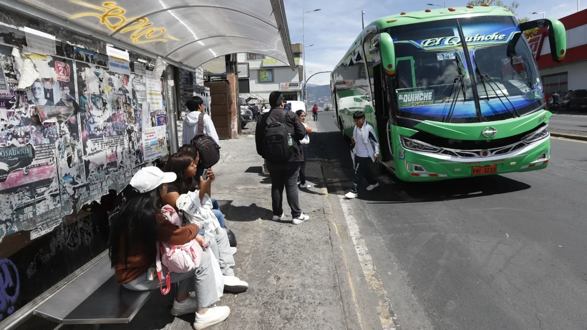 Situación. La escasa frecuencia de buses obliga a cientos de pasajeros a esperar varias unidades antes de encontrar espacio para viajar hacia Quito.